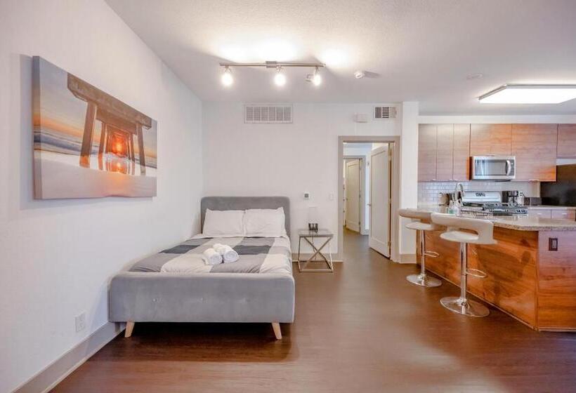 Marina Apartment Pool,gym,jacuzzi