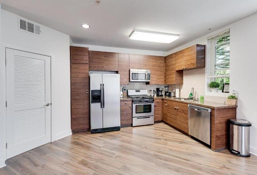 Marina Apartment Pool,gym,jacuzzi