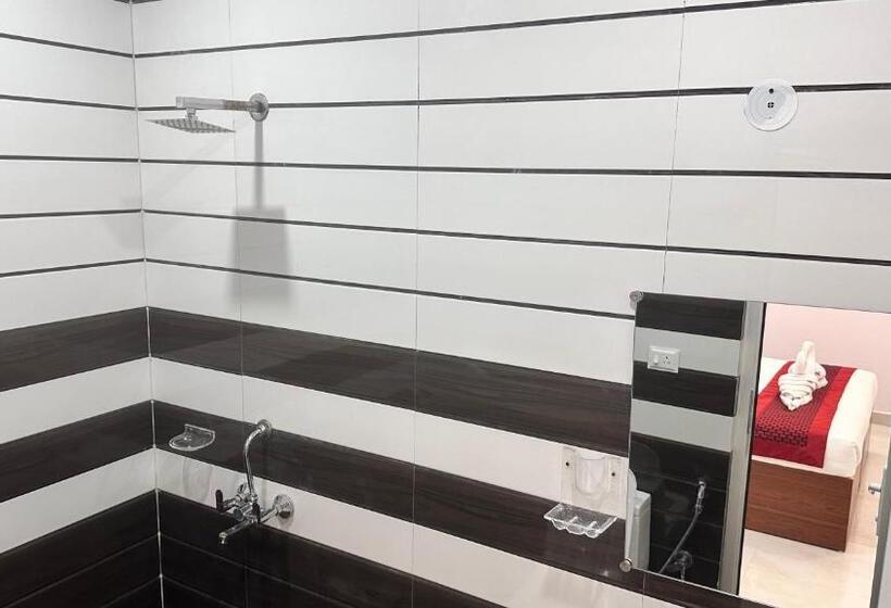 Отель Avantika Residency & Restro