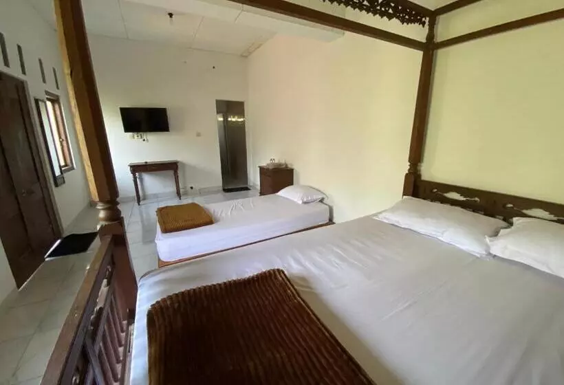 Hotelli Saraswati Traditional Homestay Temanggung Redpartner