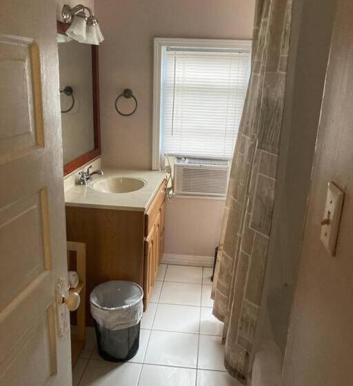 مبيت وإفطار Queen Bed With Private Bathroom In Lakeview 2e