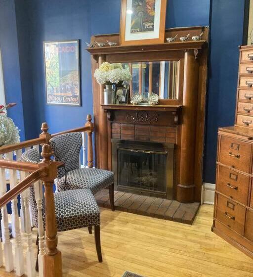 مبيت وإفطار Queen Bed With Private Bathroom In Lakeview 2e