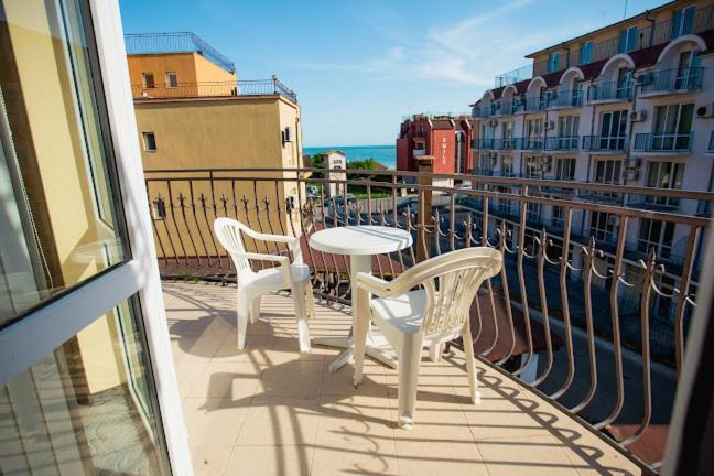 ホテル Adeti Residence