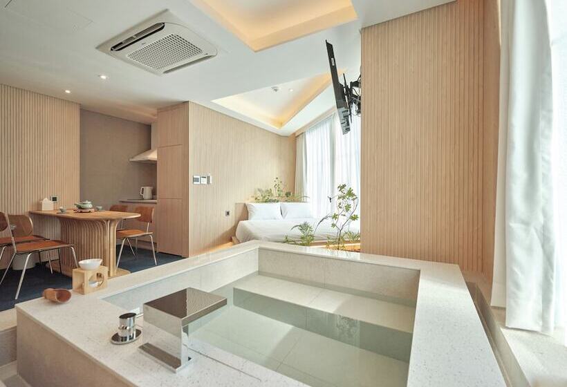 בית מלון כפרי Uh Suite Seoul Square