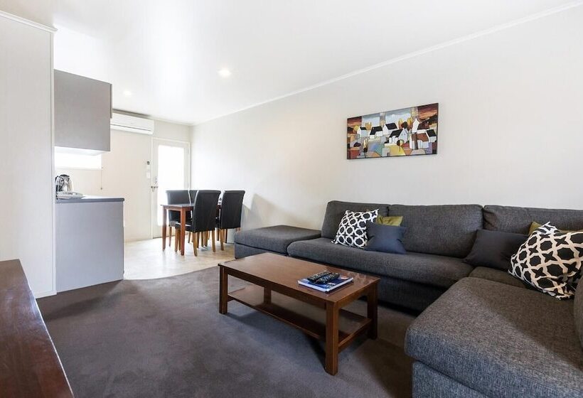 מוטל Colonial Court Motor Inn