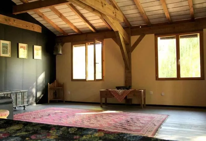 تختخواب و صبحانه Palika Lodge