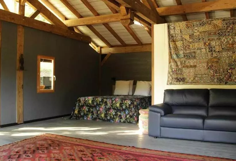 تختخواب و صبحانه Palika Lodge