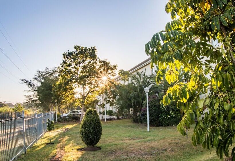 בית מלון כפרי Road Lodge Mbombela