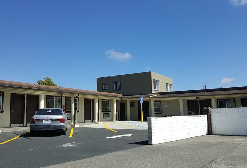 汽车旅馆 Fortuna Redwood Inn