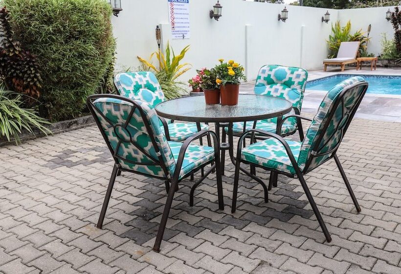 پانسیون Airport Inn