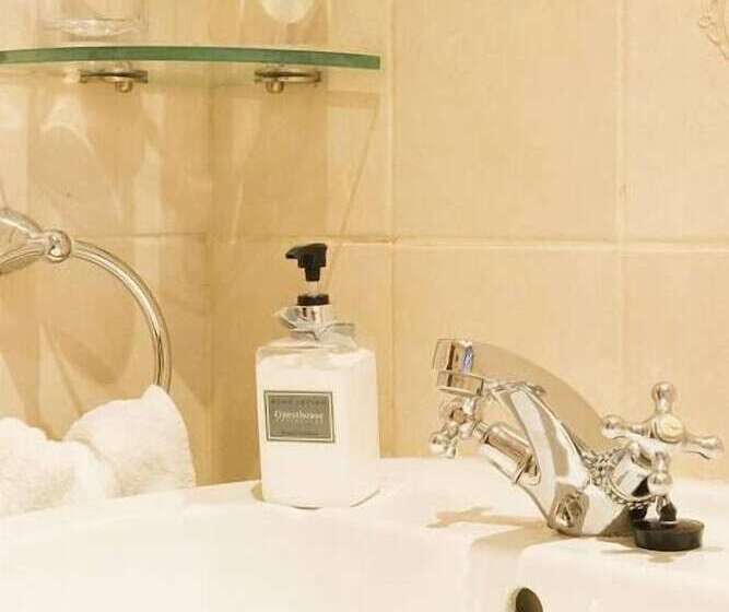 פנסיון Five Burnham Guest House