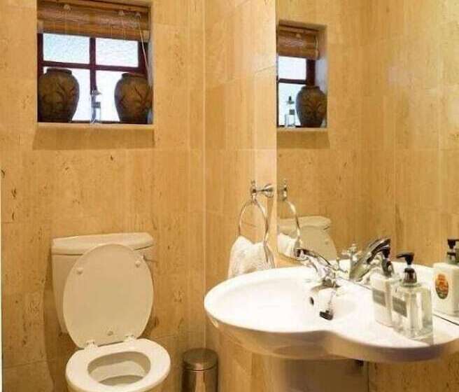 פנסיון Five Burnham Guest House