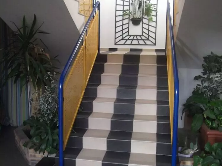 Rev Hotel Coignières