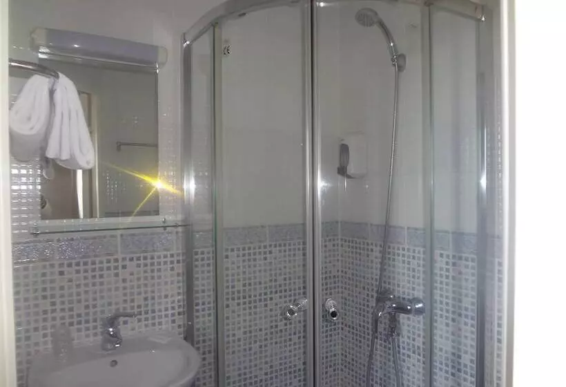 Rev Hotel Coignières