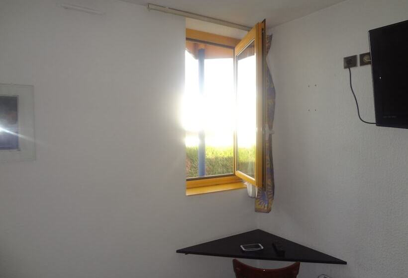 Rev Hotel Coignières