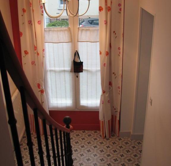 تختخواب و صبحانه Au Jardin De L éventail