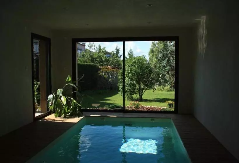 تختخواب و صبحانه Jardins En Ville