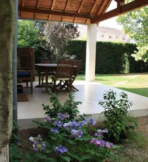 تختخواب و صبحانه Jardins En Ville