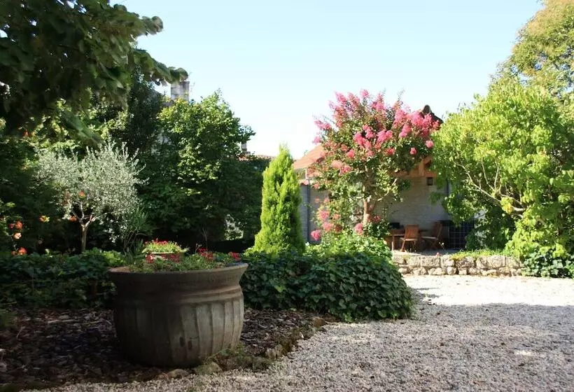 تختخواب و صبحانه Jardins En Ville
