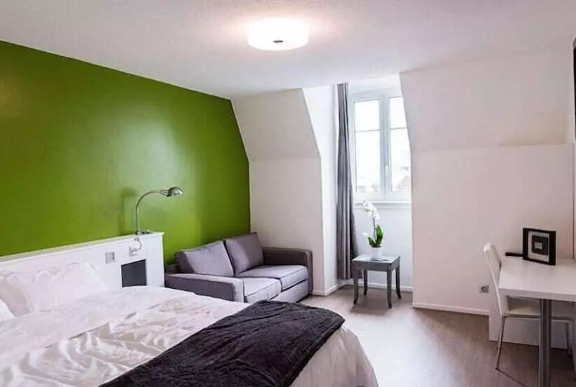 هتل Hôtel Les Poteaux Carrés