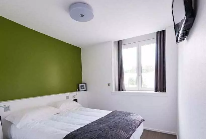 هتل Hôtel Les Poteaux Carrés