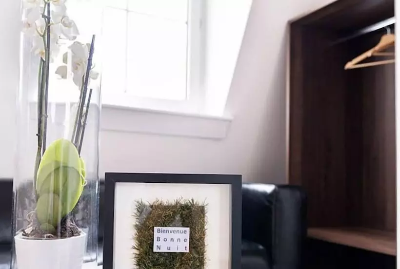 هتل Hôtel Les Poteaux Carrés