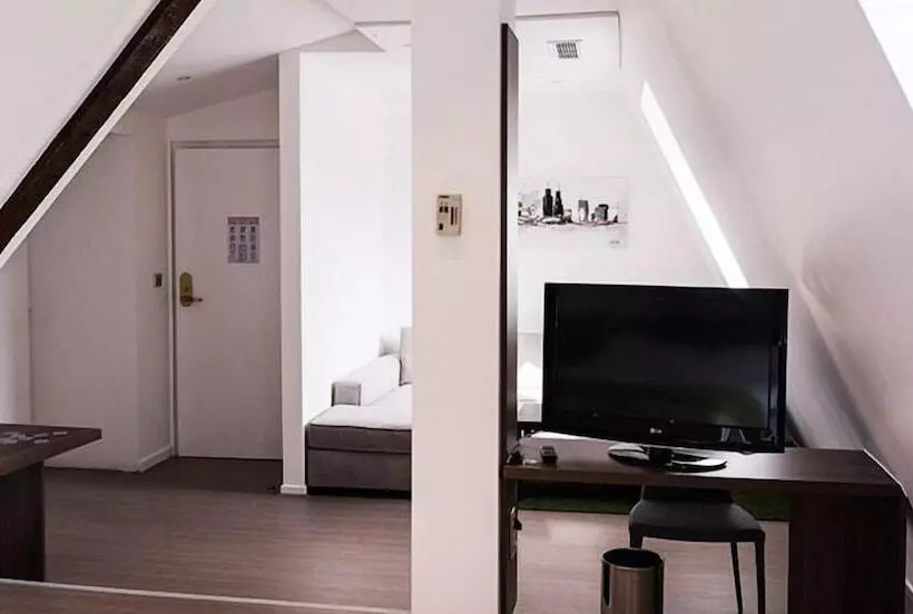 هتل Hôtel Les Poteaux Carrés