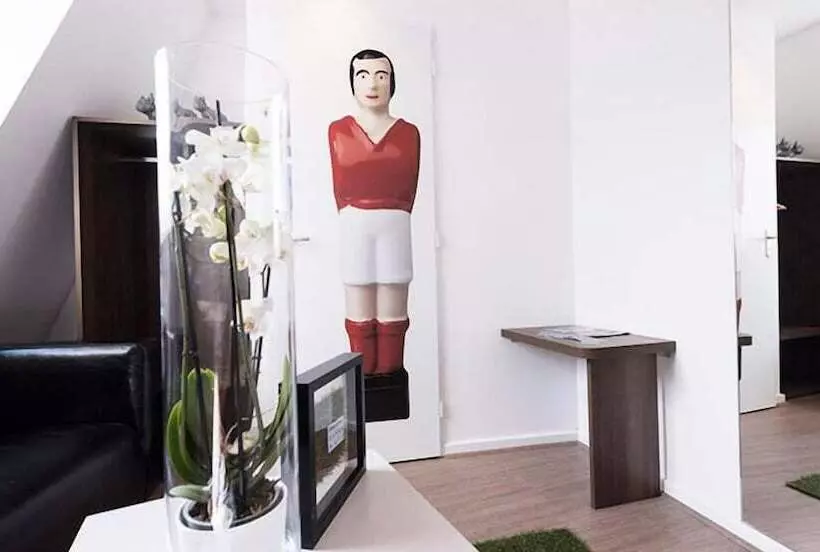 هتل Hôtel Les Poteaux Carrés