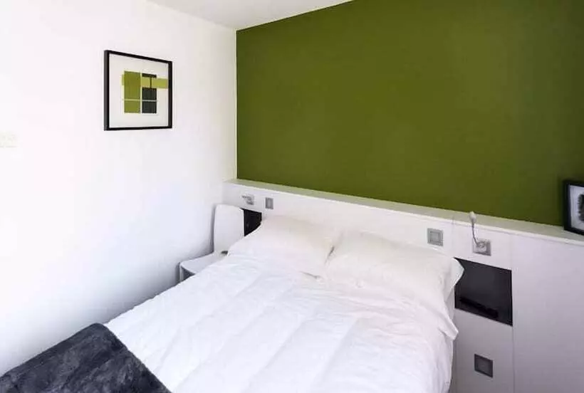 هتل Hôtel Les Poteaux Carrés