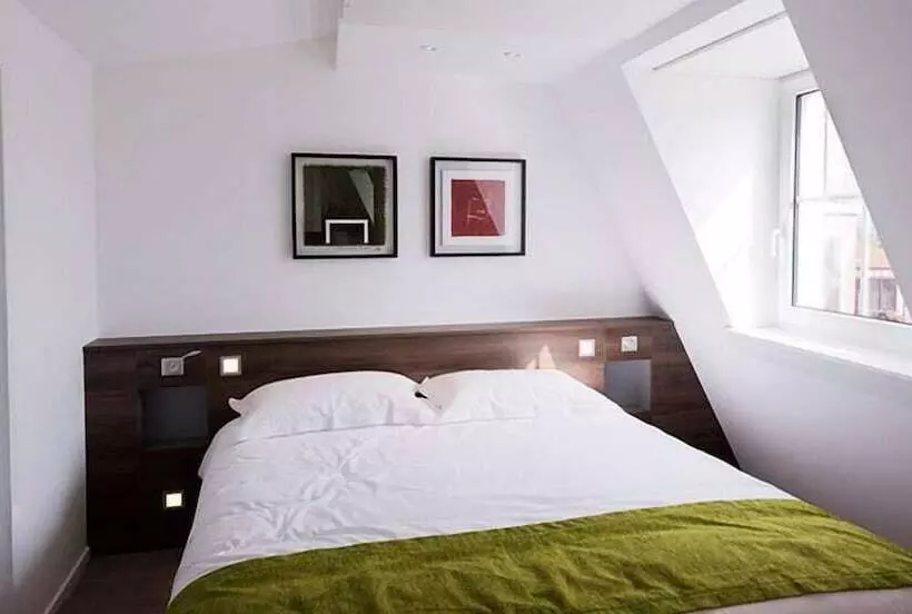 هتل Hôtel Les Poteaux Carrés