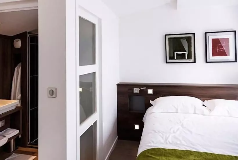 هتل Hôtel Les Poteaux Carrés