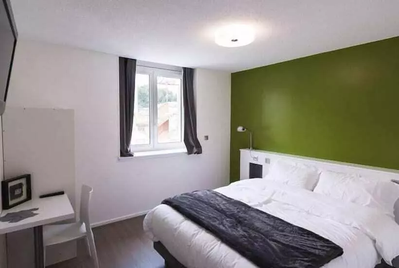 هتل Hôtel Les Poteaux Carrés