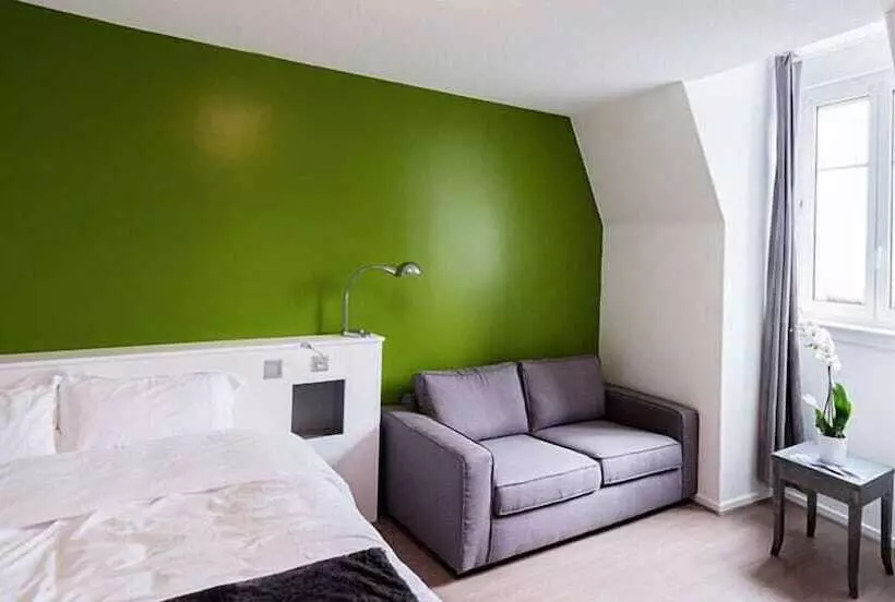 هتل Hôtel Les Poteaux Carrés