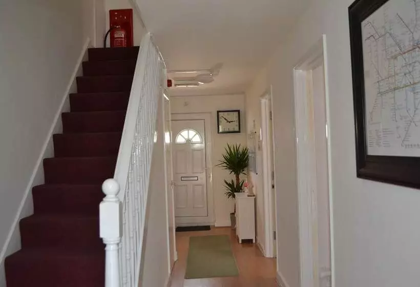 تختخواب و صبحانه Stansted Lodge