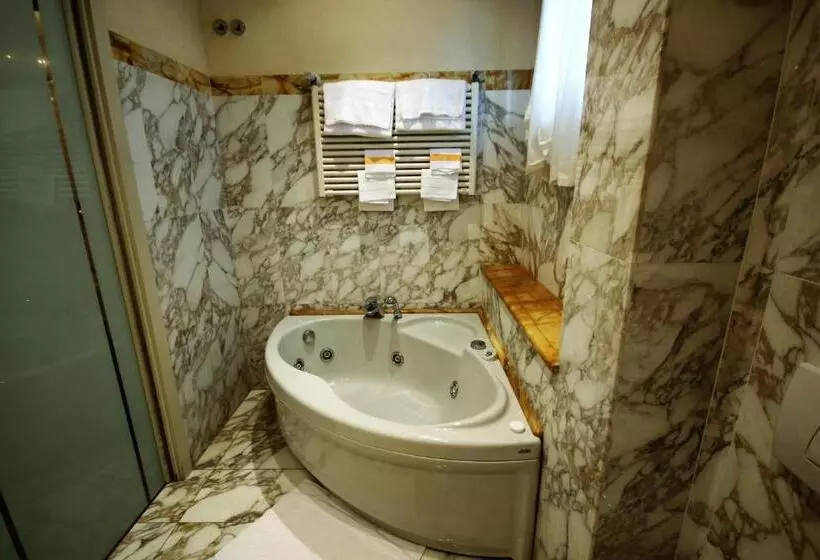 Hotelli Albergo Tre Pozzi