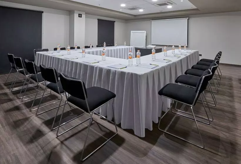 Hotelli City Express By Marriott La Raza