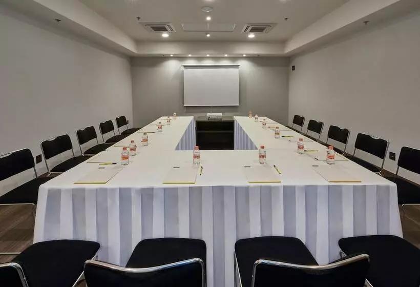 Hotelli City Express By Marriott La Raza