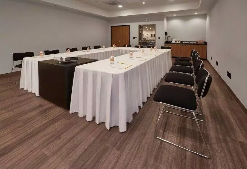 Hotelli City Express By Marriott La Raza