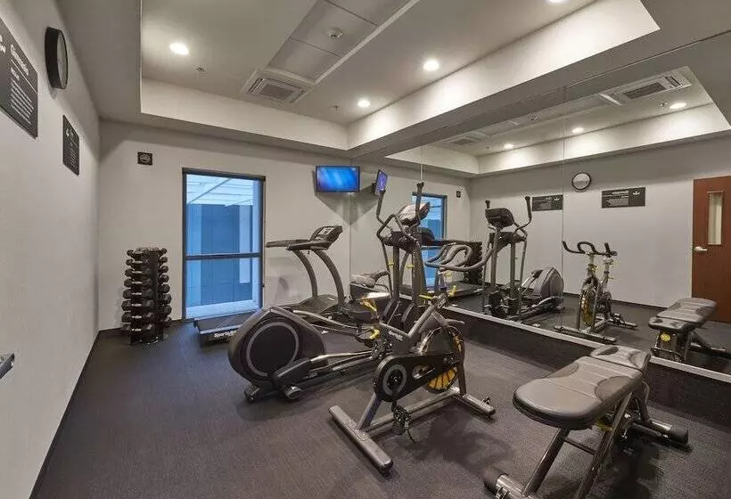 Hotelli City Express By Marriott La Raza