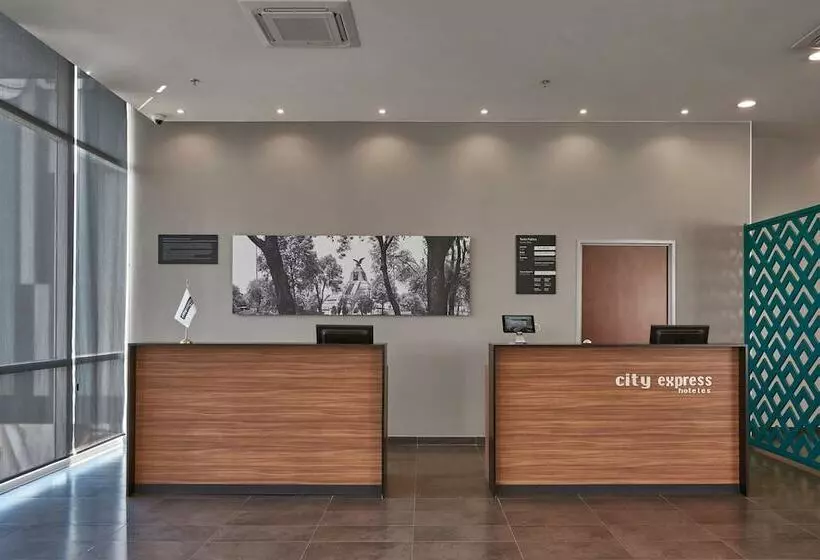 Hotelli City Express By Marriott La Raza