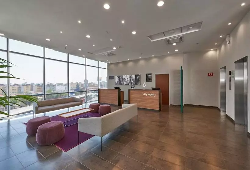 Hotelli City Express By Marriott La Raza