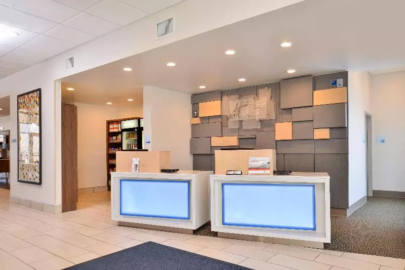 ホテル Holiday Inn Express & Suites Southgate   Detroit Area By Ihg