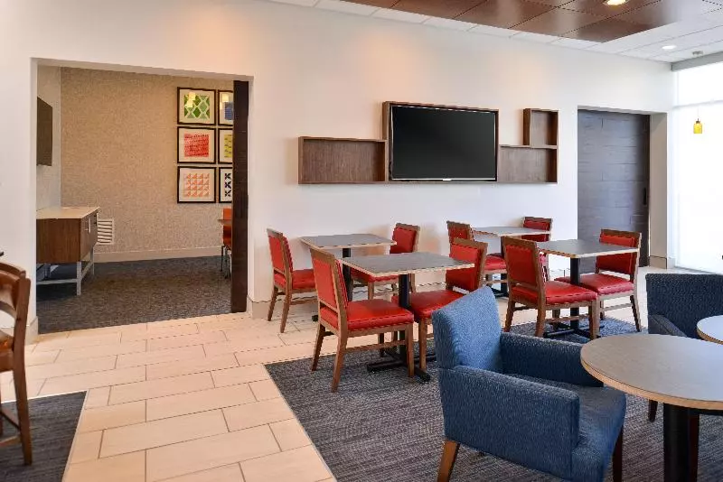 ホテル Holiday Inn Express & Suites Southgate   Detroit Area By Ihg