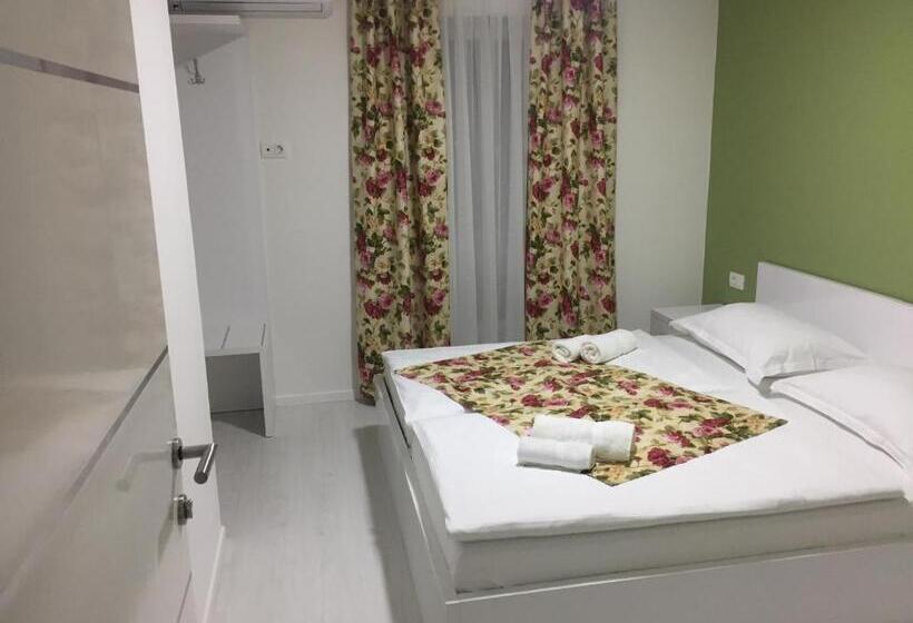 پانسیون Villa Flowers