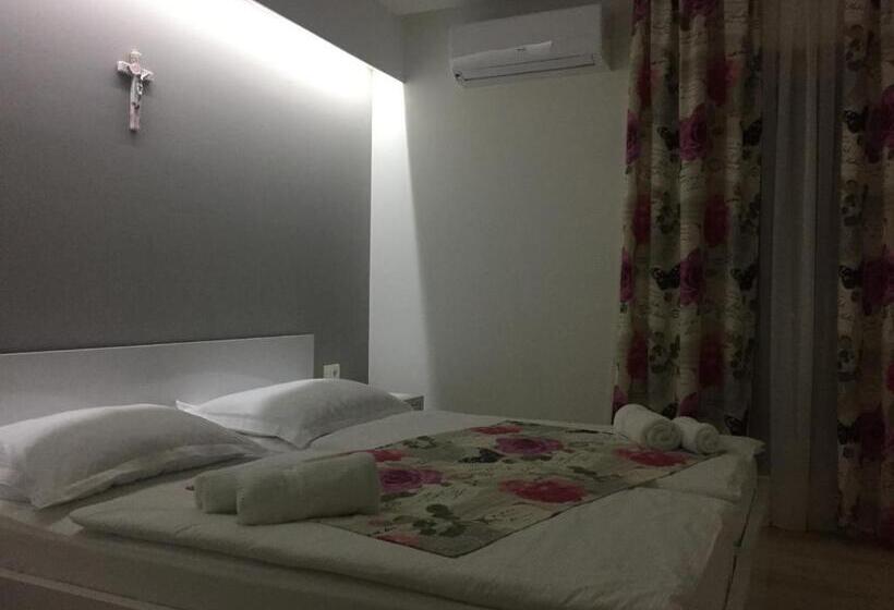 پانسیون Villa Flowers