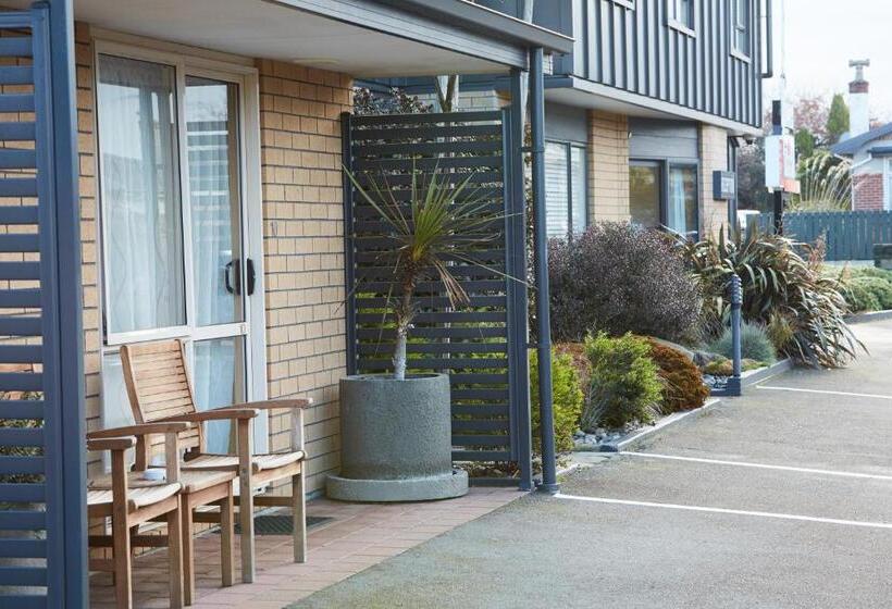 Admiral Court Motel & Apartments