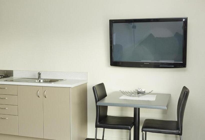 Admiral Court Motel & Apartments