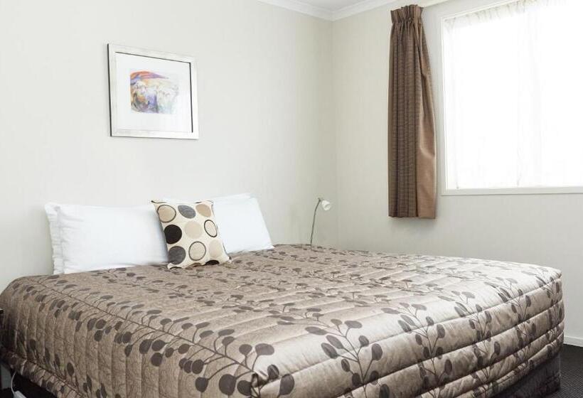 Admiral Court Motel & Apartments