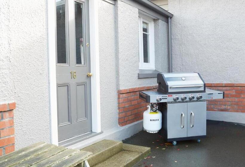 Admiral Court Motel & Apartments