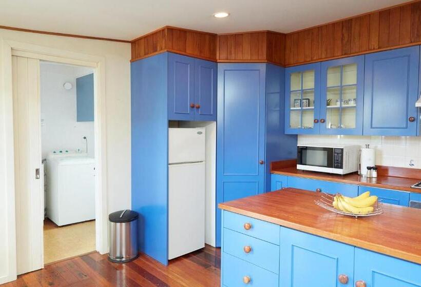 Admiral Court Motel & Apartments